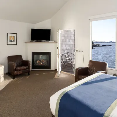 South Pier Inn Hotels near Lakewalk