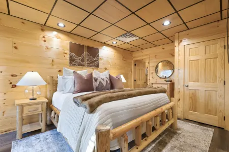 Parkway Paradise w/ Private Hot Tub Отели в г. Пиджен Фордж