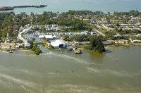 Cozy River Retreat on Island, 3 Minutes to the Beach, Family Sized 3 Bed House