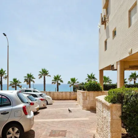 3Br Beachfront Apt w Amazing Sea View l Mamad
