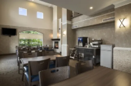 Days Inn & Suites by Wyndham Brandon