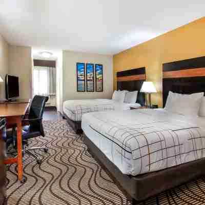 La Quinta Inn by Wyndham Sandusky Near Cedar Point Rooms