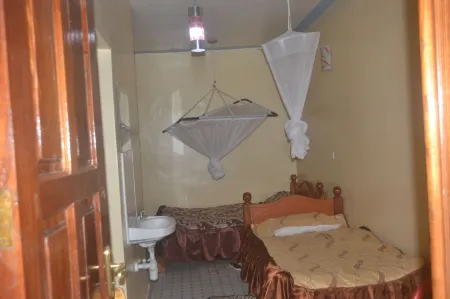 Location Plaza Restaurant Отели в г. Нарок