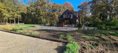 La Maison Dans les Bois Hotels in Brissarthe