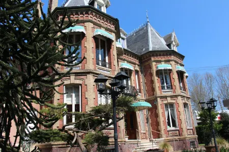 Hôtel de Paris Restaurant Bistronomy Отели рядом с достопримечательностью «Шато-Гайар»