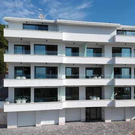 Modena Maris Apartments Отели рядом с достопримечательностью «Пляж Медвея»