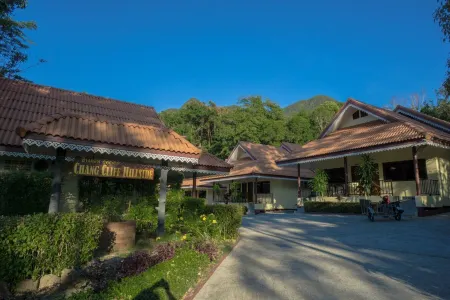 Chang Cliff Resort Отели рядом с достопримечательностью «Chao Por Koh Chang Shrine»