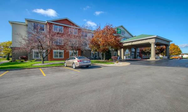 Holiday Inn Express & Suites Oshkosh-SR 41 by IHG