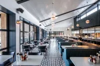 Mollie's Motel and Diner - parkir