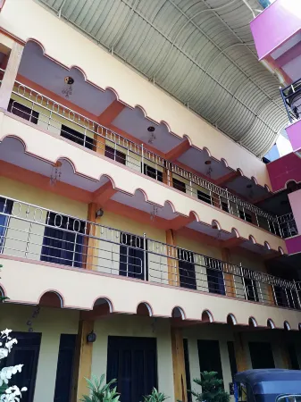 Sunshine Hotel Отели рядом с достопримечательностью «Budu Madura»