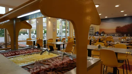 Colors Holiday Hotel Отели в г. Шиофок