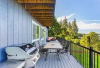 Peaceful Island Getaway, Port Susan Views with BBQ & Playroom