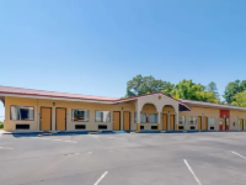 Econo Lodge Inn & Suites Hotels in Catoosa County