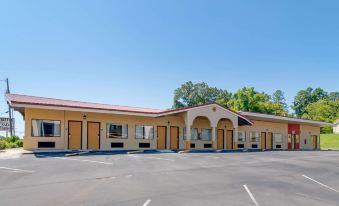 Econo Lodge Inn & Suites