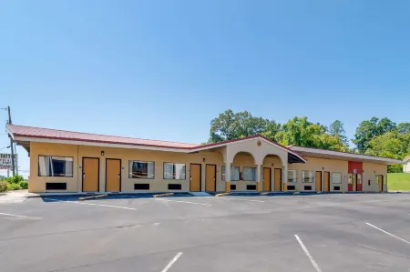 Econo Lodge Inn & Suites