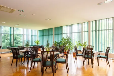 Hotel Fit Hévíz Отели рядом с достопримечательностью «Термальное озеро Хевиз»