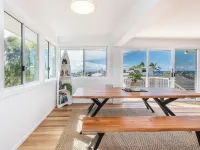 Coastal Home, 500m Walk to Hospital with Ocean Views
