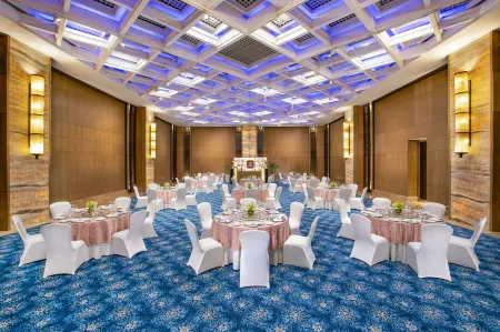 The Leela Ambience Convention Hotel Delhi Отели рядом со станцией Anand Vihar