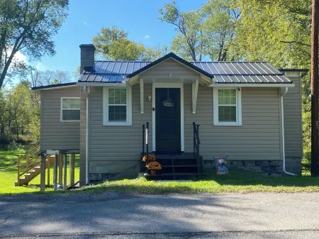 Charming 2-bedroom Cottage by the River