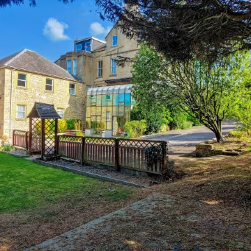 Wentworth House - Free Parking