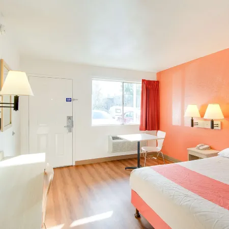 Motel 6-Phoenix, AZ - East Отели рядом с достопримечательностью «Зоопарк Феникса»