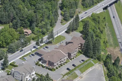Hotel le Versailles Hotels near Parc F.U.N. du Sommet Saint-Sauveur