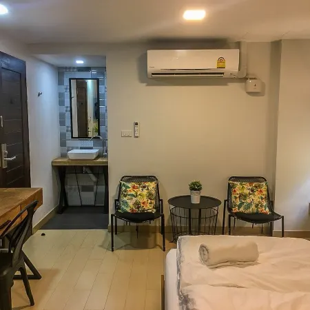 Bangkok Saran Poshtel Отели рядом с достопримечательностью «Пирс Thewej»