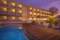 Quest Hotel Simpang Lima - Semarang by Aston - Pools