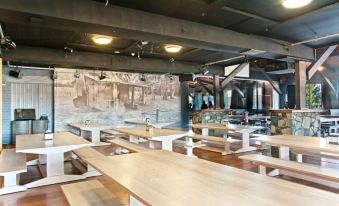 Lake Jindabyne Hotel