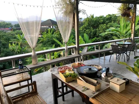 Sandee Place Mountain View Chomthong Отели рядом с достопримечательностью «Wat Phra That Si Chom Thong Worawihan»