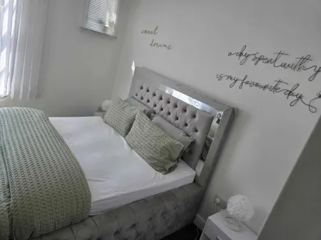 Luxury Stylish Charming City Apartment With Private Entrance in Wolverhampton