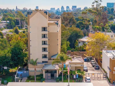 Uptown Inn by Vantaggio Hotels near Botanical Building