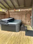 King Bed Fireplace Hot Tub Foos Ball Отели в г. Севьервилл