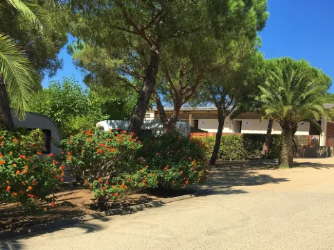 Cozy Glamping Chalet in Palamós with Garden View