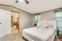 13 Mi to OKC Edmond Home with Pool Access! Hoteles en Edmond