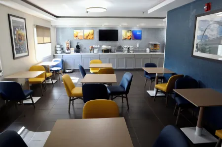 Comfort Inn & Suites Coralville - Iowa City Near Iowa River Landing