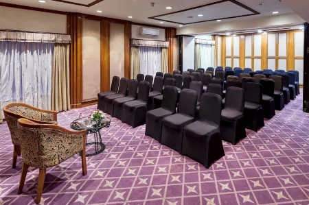 The Ummed Ahmedabad Airport Отели рядом с Аэропорт Валлабхаи Патель