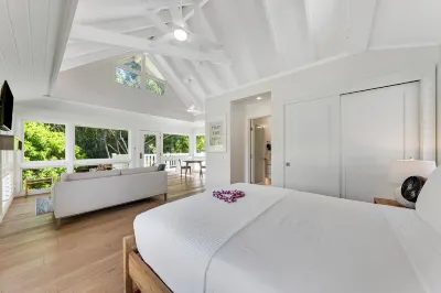Breathtaking Anini home with guesthouse & steps away from beach