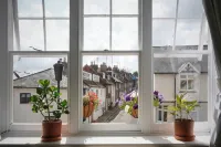 Fantastic 2Bd Victorian Apt - 4 Adults & 1 Child
