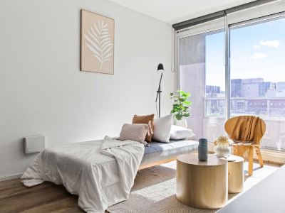 Stylish 2BR Apt Steps from Vic Market with Parking