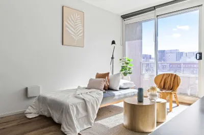 Stylish 2BR Apt Steps from Vic Market with Parking Các khách sạn gần Swanston St