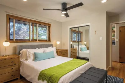 Huge Secluded Yard•Hot Tub•Game Room• 5-15 Min to Du, DTC, DT