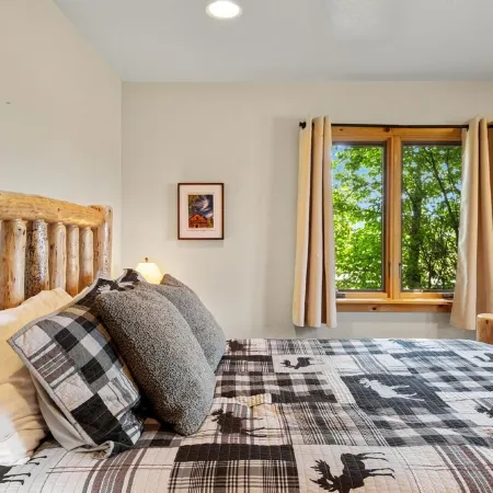Moose Horn Lodge- A Clean Cabin for Families, Wedding Goers & Montana Adventures