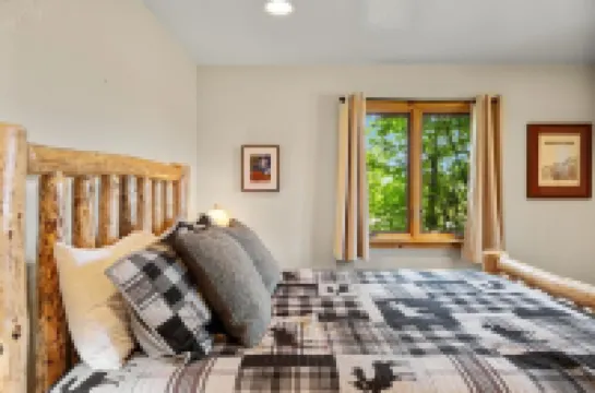 Moose Horn Lodge- A Clean Cabin for Families, Wedding Goers & Montana Adventures