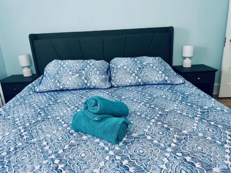 BAY AND BEACHRelax in this well appointed beach cottage in historic Old Town