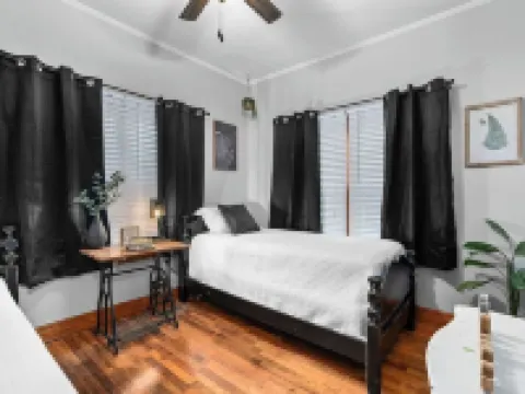 Centrally located, cozy, cottage style home in Paris, Arkansas. Hotels in Paris