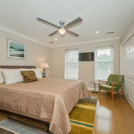 Retro Modern 2 Bdrm 2 Bath Condo near to Eden Park