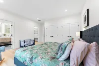 Brand New 6BR 5.5Bath House 20Min Downtown Boston-Game room, fire pit, Projector