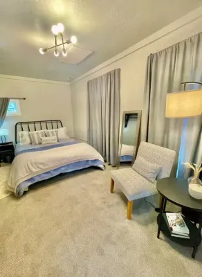 Cozy Private Suite in Cultural District! Walk to Mass St. ~ 5 min to KU Campus