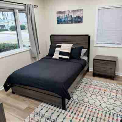 Family fun-house w/POOL & Game Room, 5 min from Airport and Rosement attractions Rooms